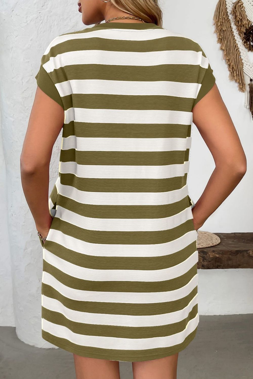 Mini-robe à rayures contrastées, col rond et manches courtes