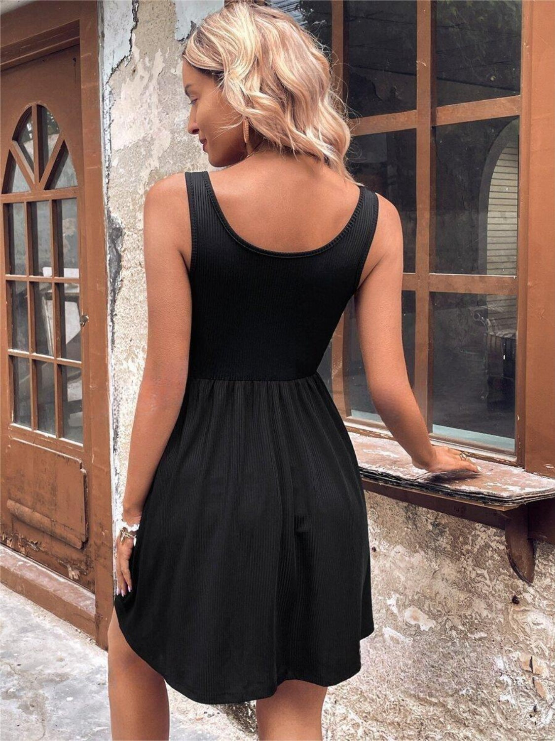 Robe mini-débardeur à bretelles larges et col rond