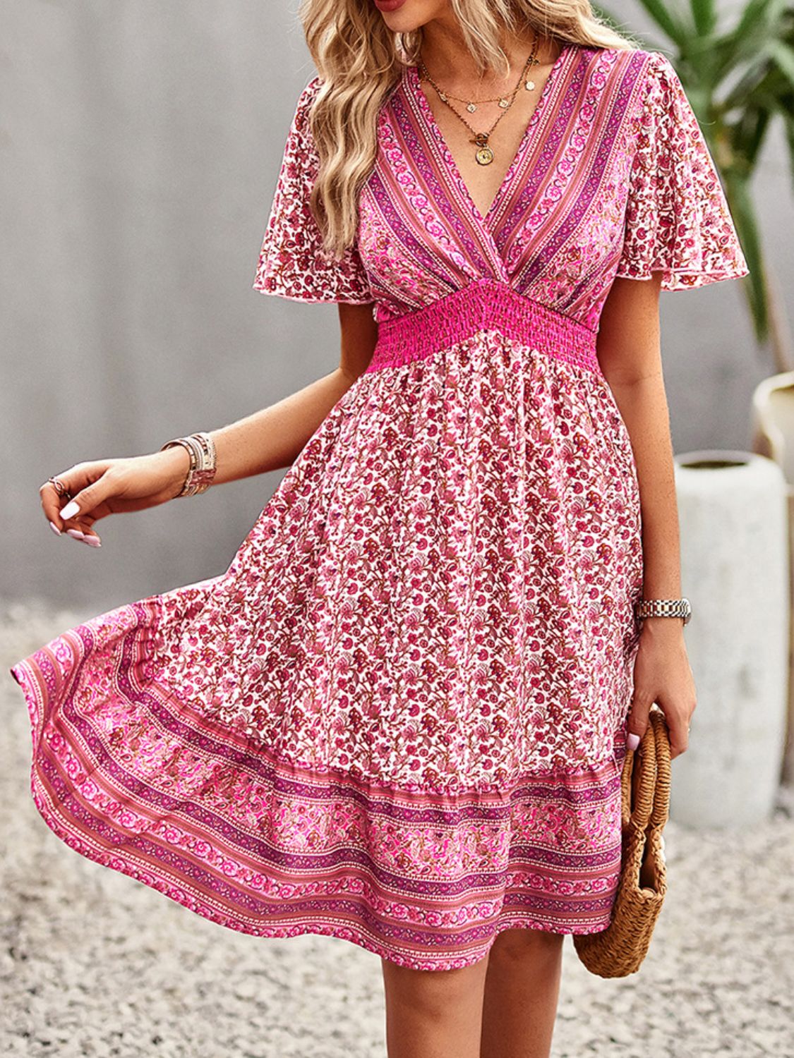 Mini-robe fleurie à manches courtes et taille froncée