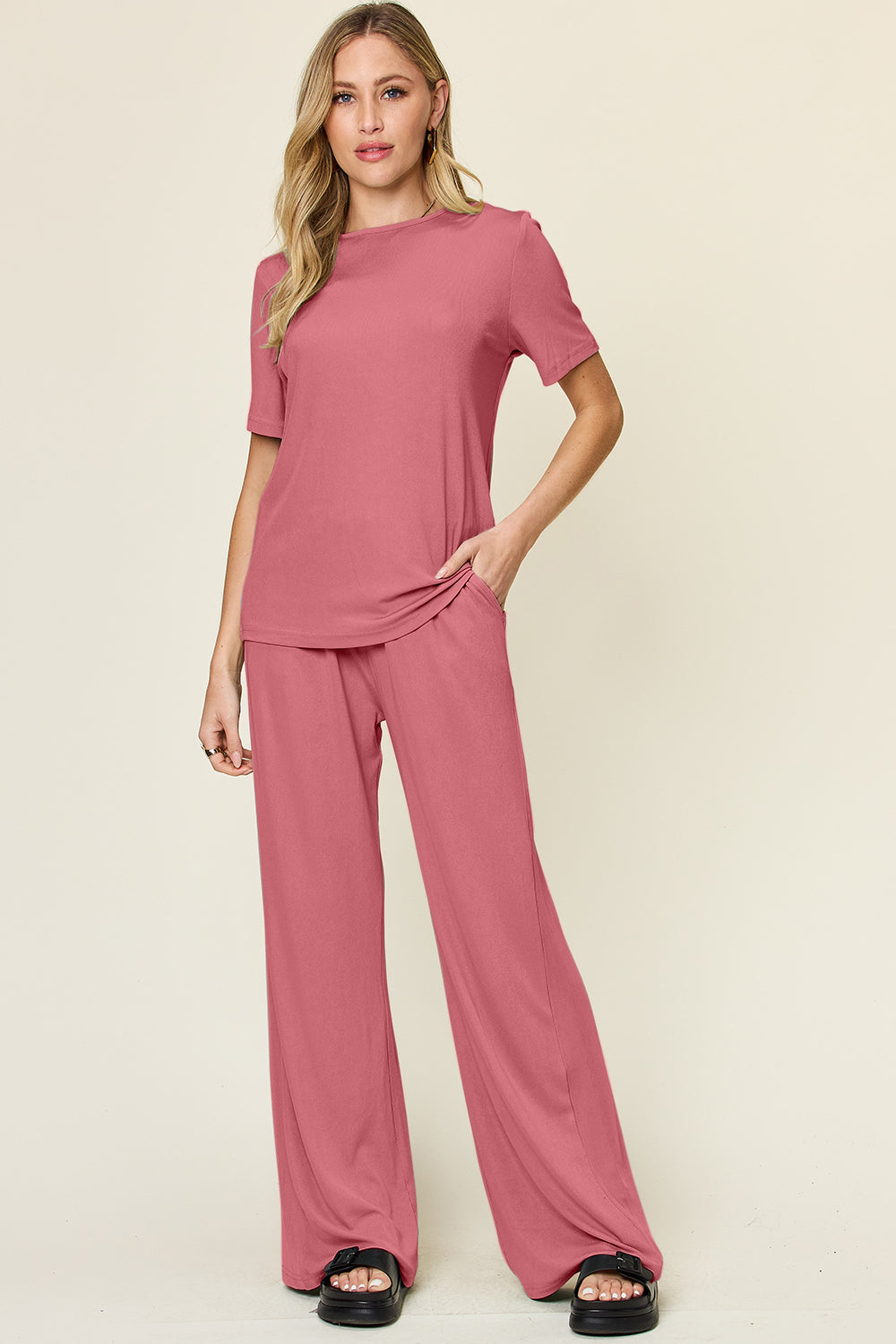 Ensemble t-shirt à manches courtes et col rond Double Take, taille complète, et pantalon large