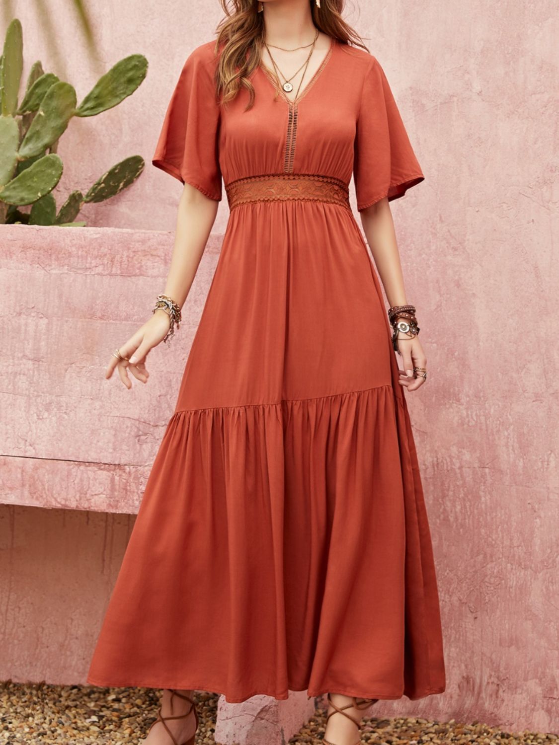 Robe mi-longue à col en V et manches mi-longues avec détails en dentelle