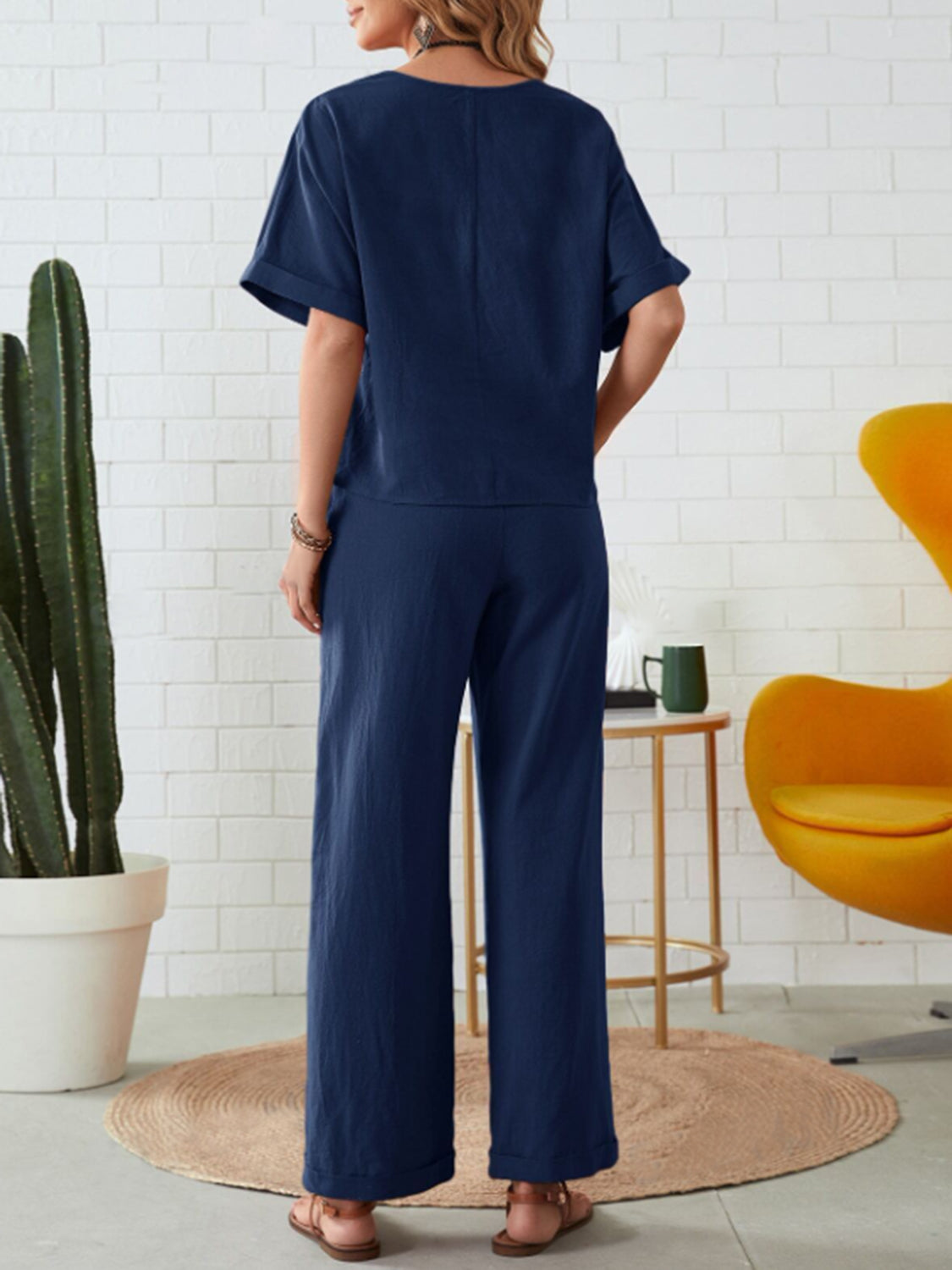 Ensemble haut à manches courtes et col rond et pantalon à poches