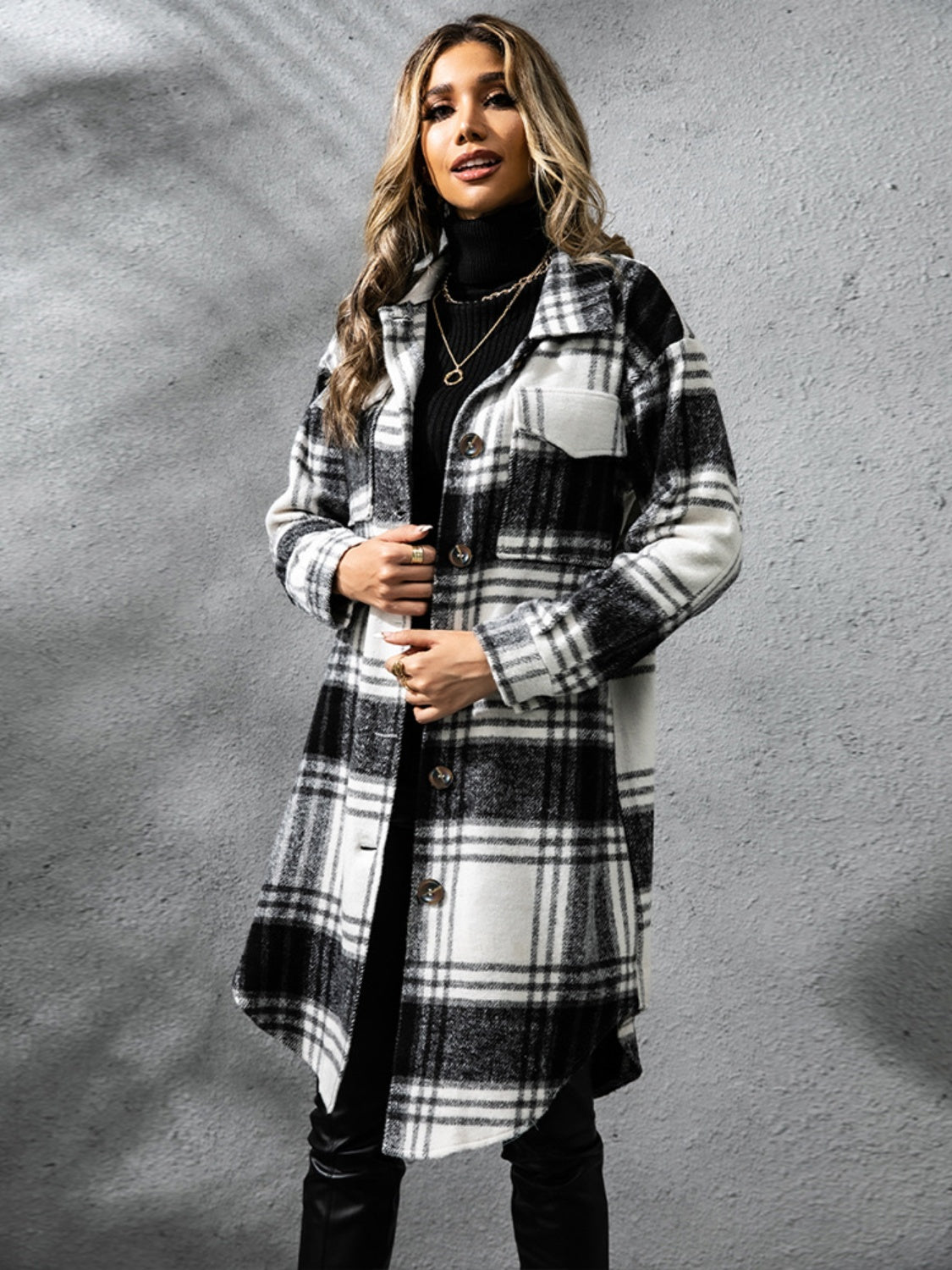 Manteau à manches longues et col à carreaux