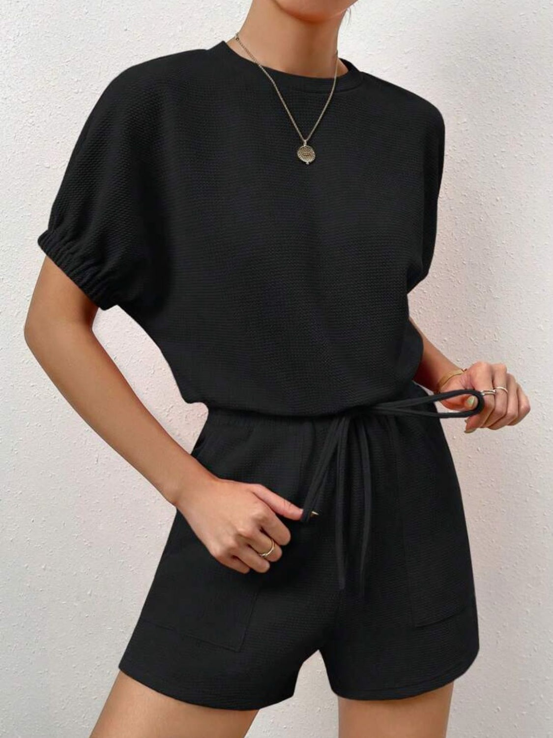 Ensemble de détente composé d'un t-shirt col rond en tricot gaufré et d'un short à poches