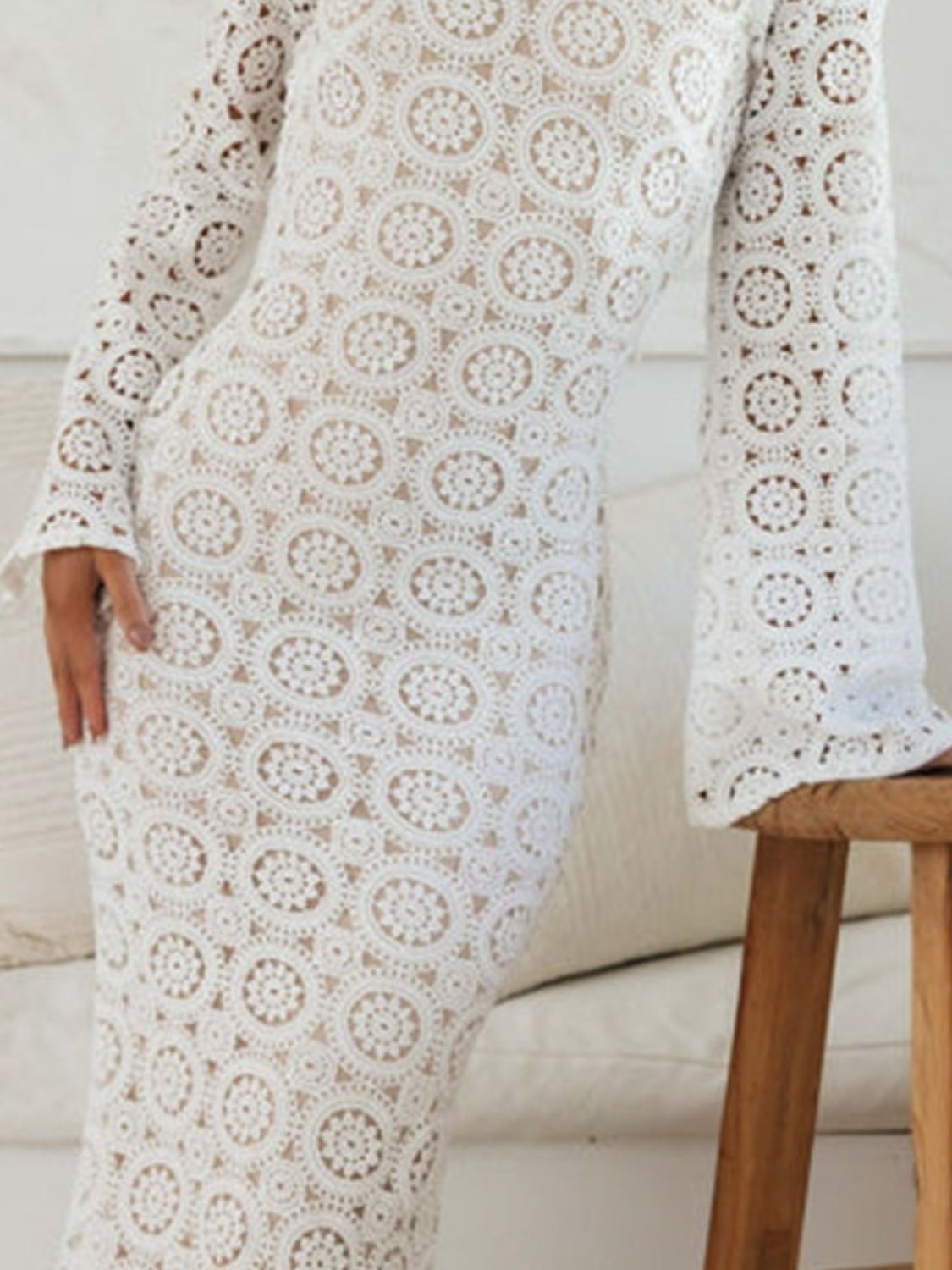 Robe dos nu en dentelle à col rond et manches évasées