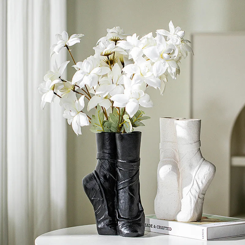 Vase en céramique, chaussures de ballet, danseuse, portrait réaliste, sculpture, vase à fleurs, arrangement floral, artisanat, décoration de la maison, accessoires