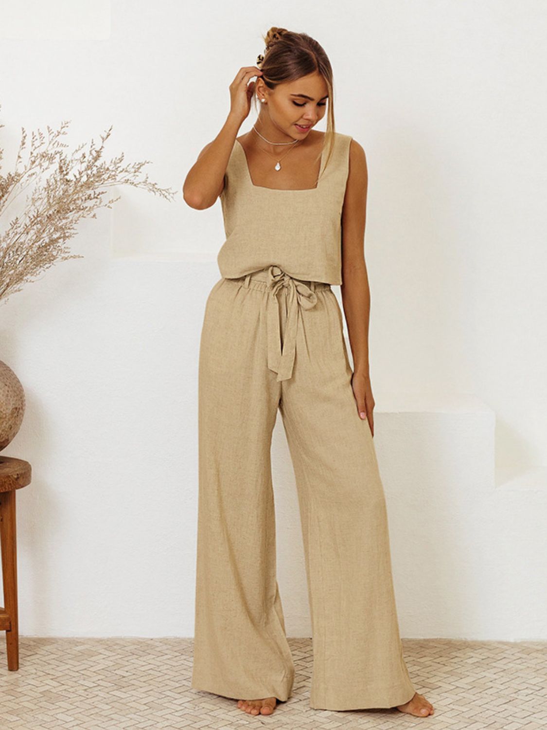 Ensemble haut sans manches et pantalon à col carré