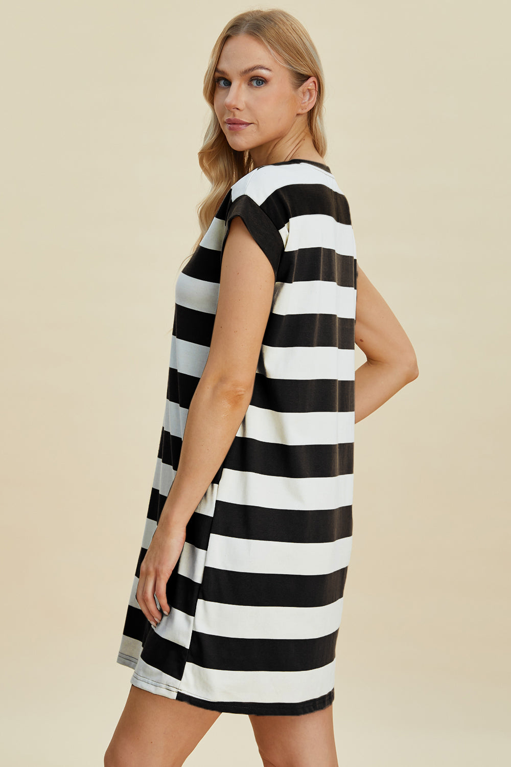 Mini-robe rayée à col rond et manches courtes Basic Bae