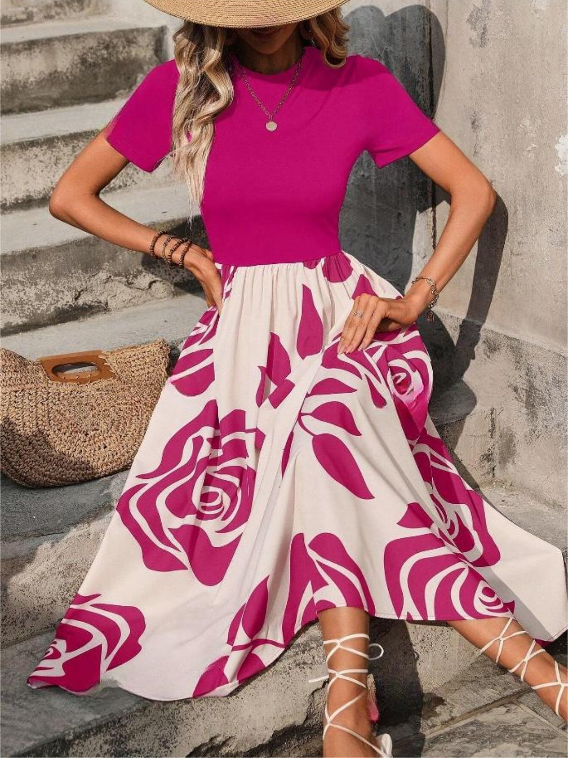Robe à manches courtes et col rond imprimé roses