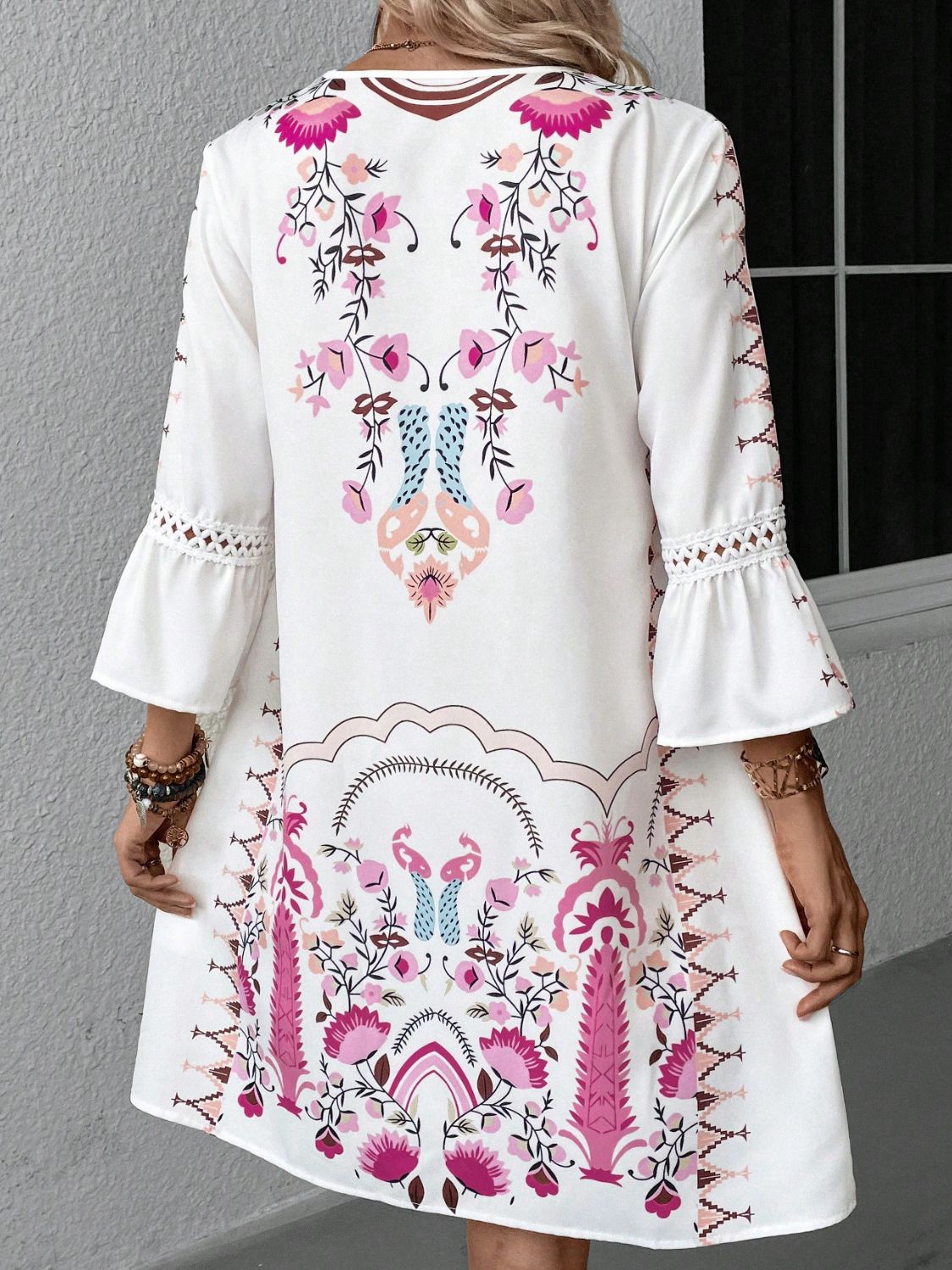 Robe imprimée à manches trois-quarts et détails en dentelle