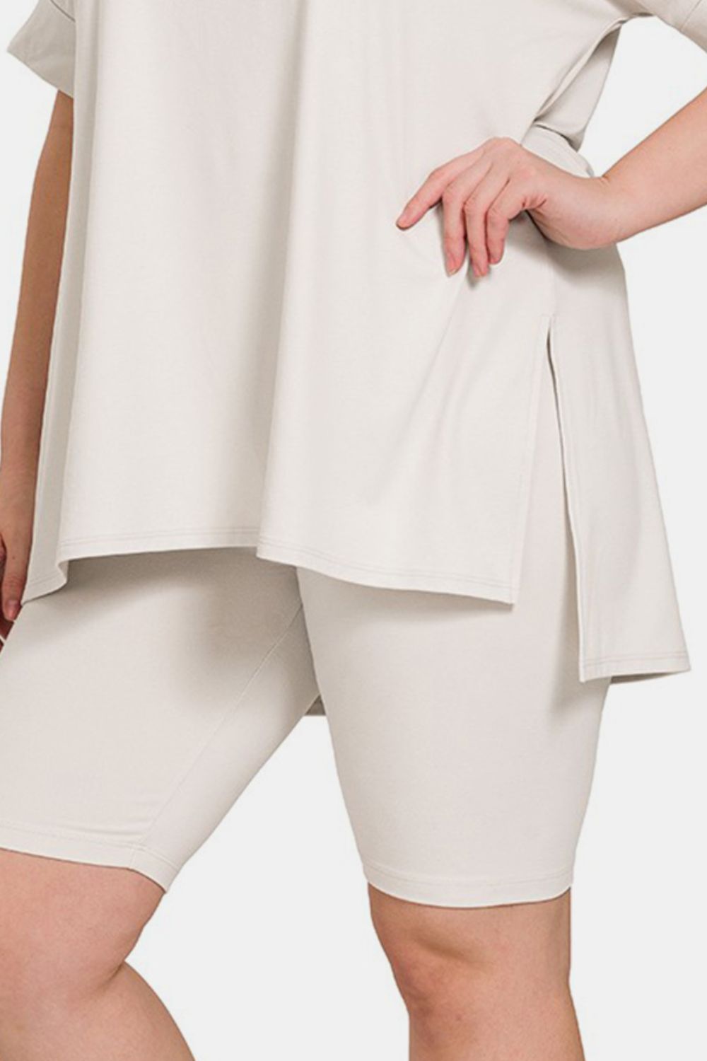 Ensemble t-shirt et short fendus à manches courtes et col en V Zenana