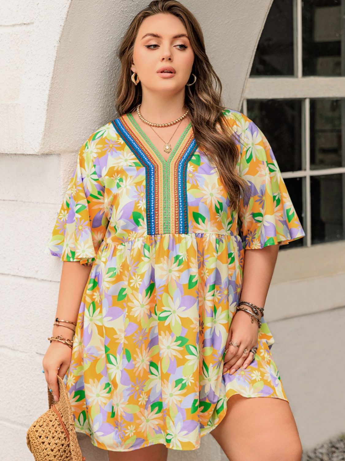 Robe courte imprimée grande taille à col en V et manches mi-longues
