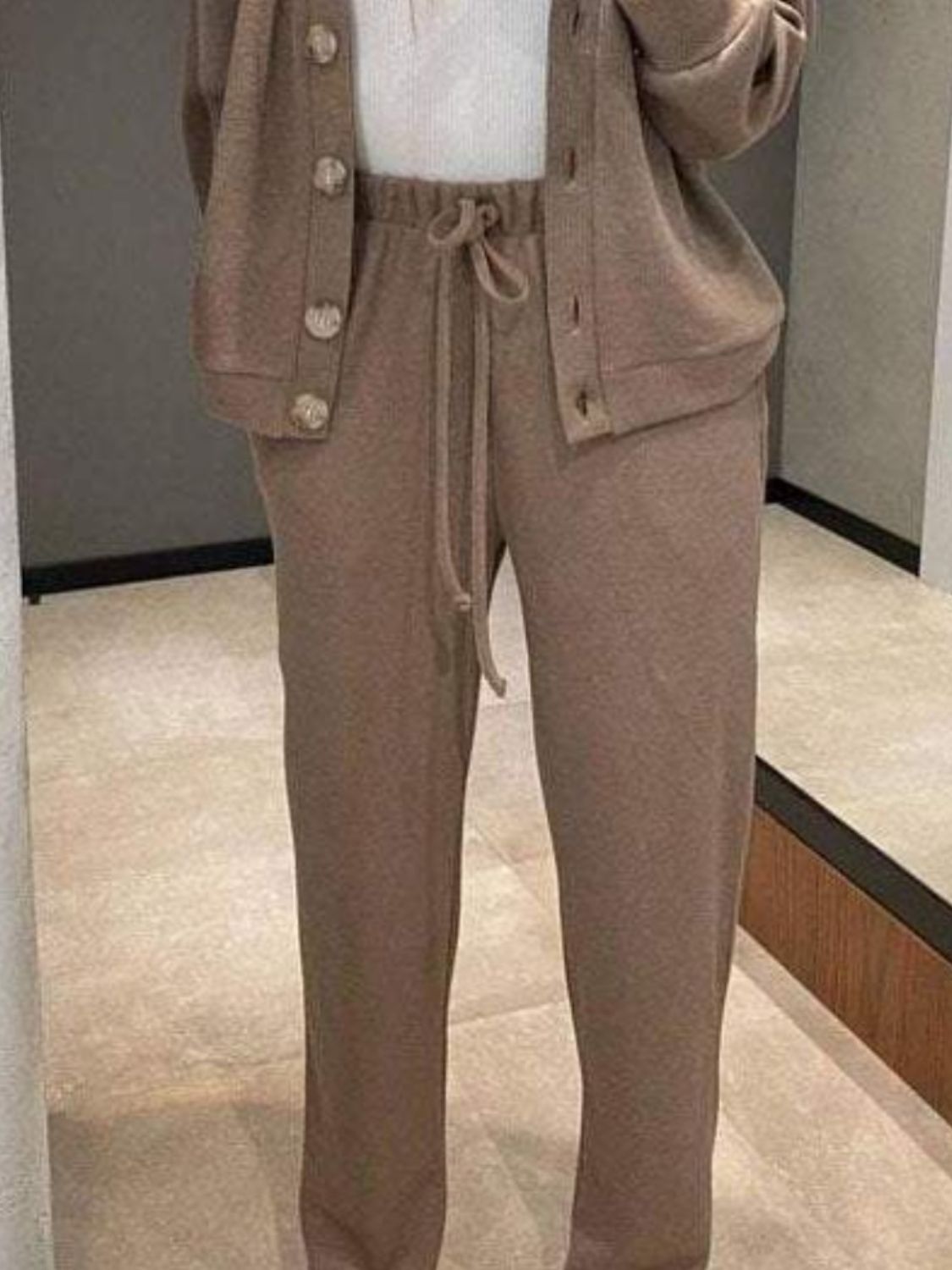 Ensemble haut à manches longues et pantalon boutonnés pleine grandeur