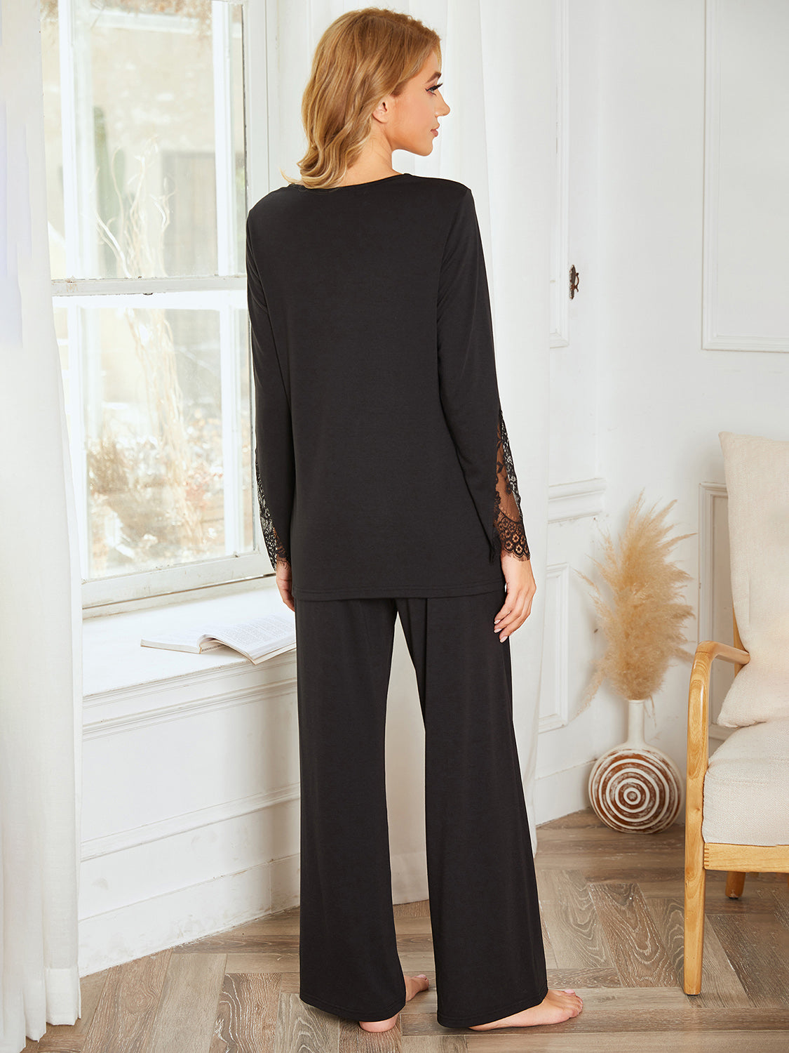Ensemble de détente haut à manches longues et pantalon avec détails en dentelle