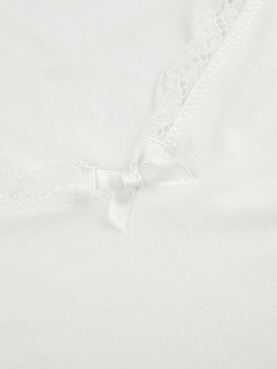 T-shirt à manches courtes et col en cœur avec détails en dentelle