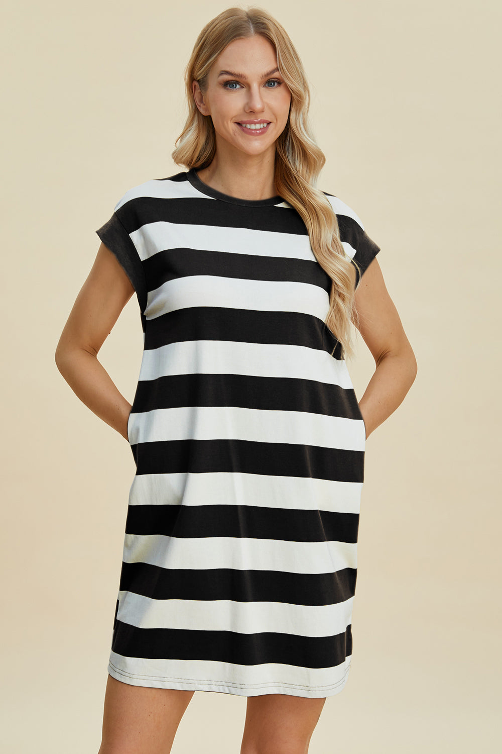 Mini-robe rayée à col rond et manches courtes Basic Bae