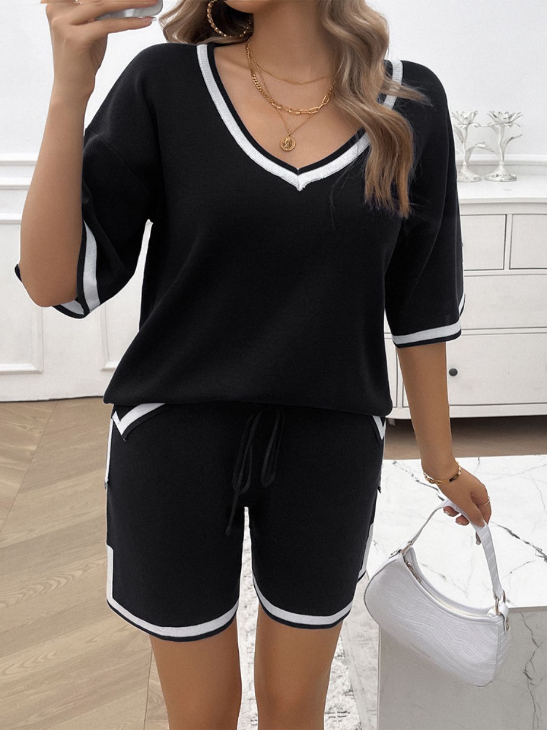 Ensemble haut et short à col en V et bordure contrastée