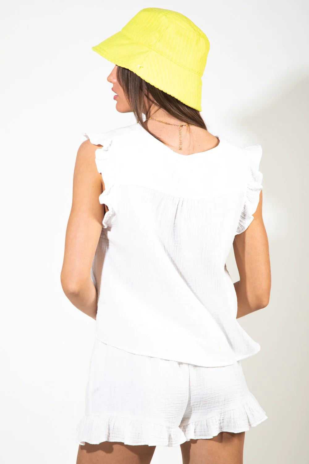 Ensemble short et manches courtes à volants et col en V