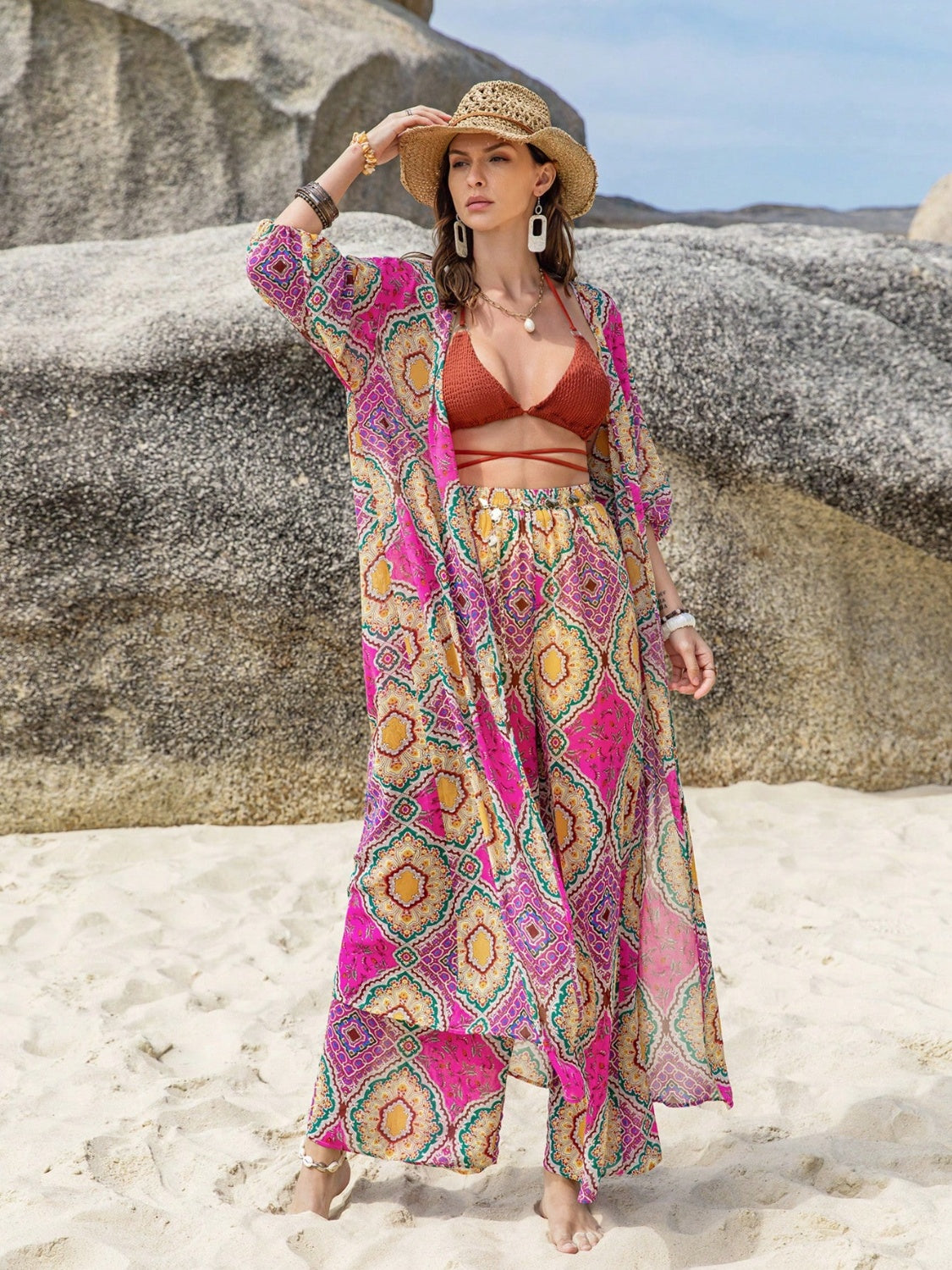Ensemble cardigan et pantalon imprimés ouverts sur le devant