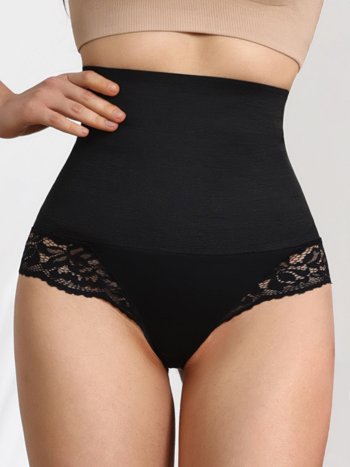 Culotte gainante taille haute avec détails en dentelle