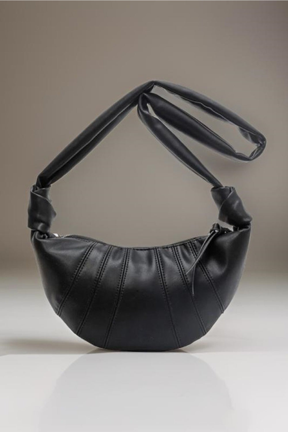 Sac bandoulière croissant en cuir vegan Zenana