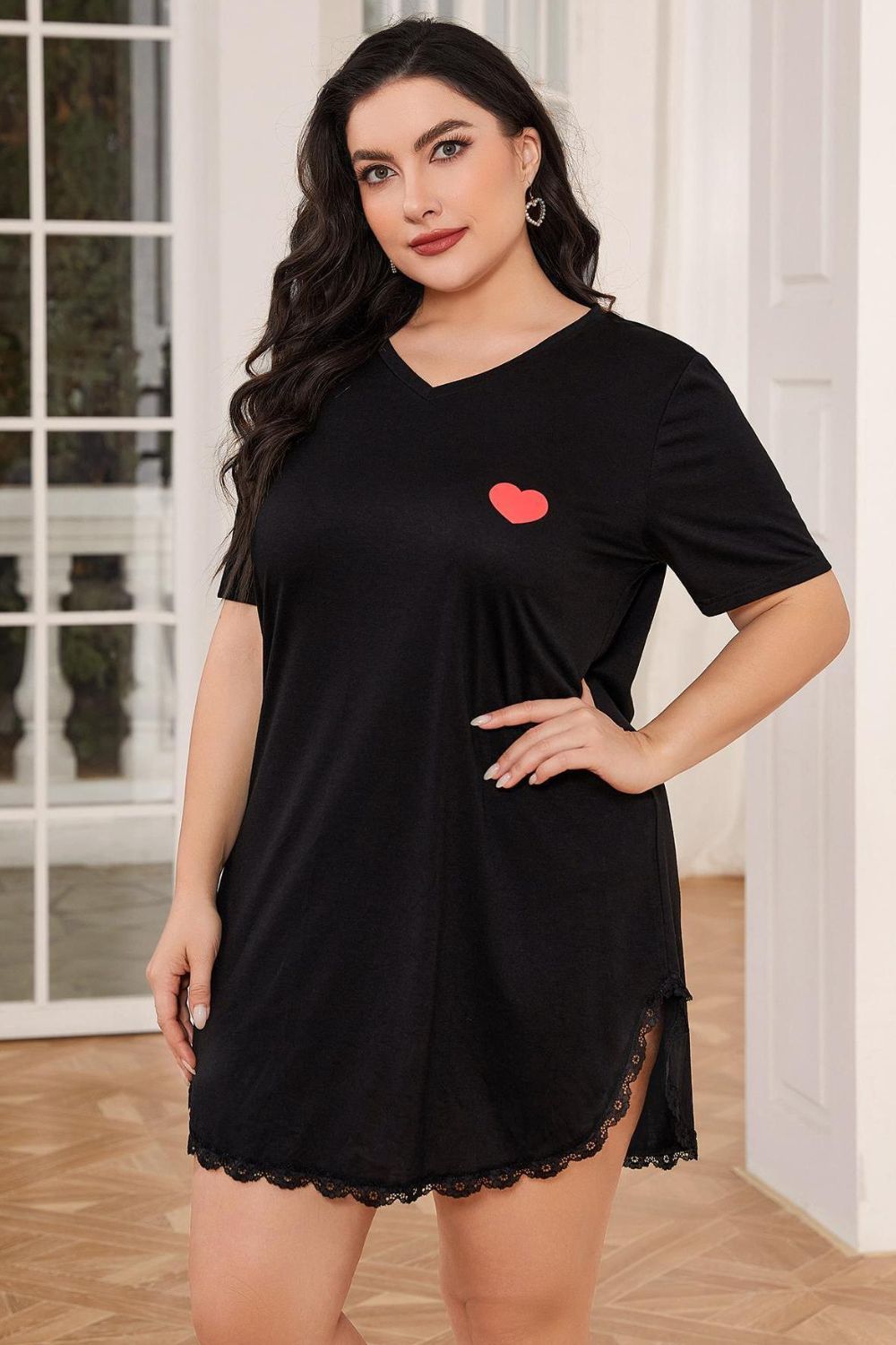 Robe de nuit grande taille à manches courtes et col en V avec bordure en dentelle