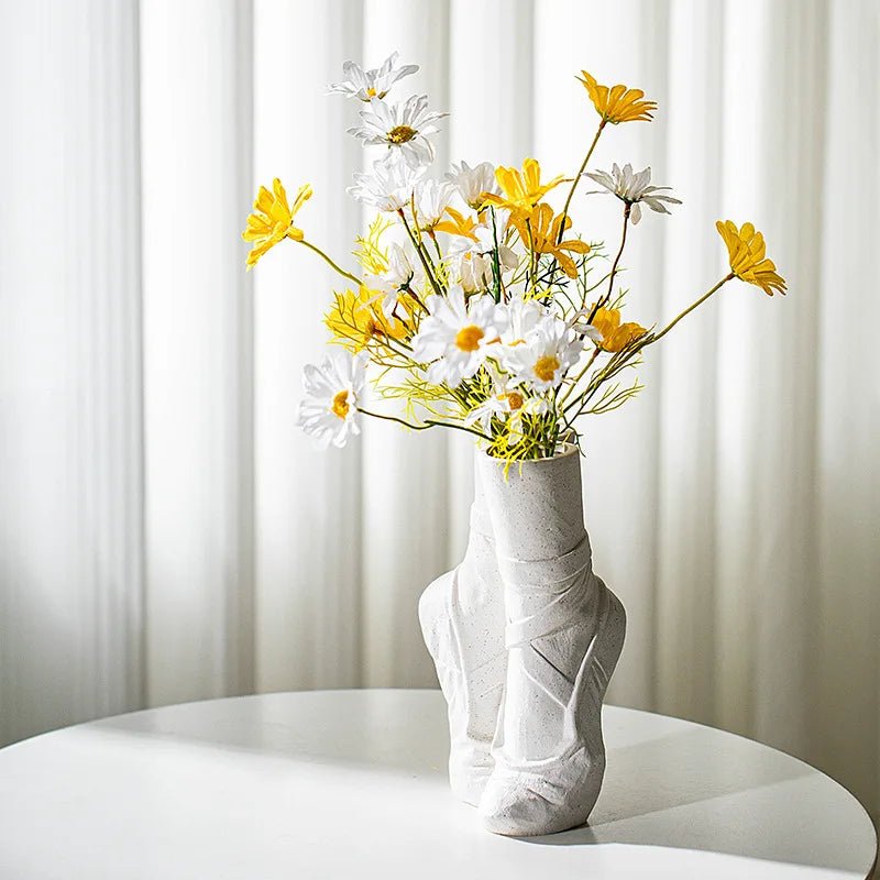Vase en céramique, chaussures de ballet, danseuse, portrait réaliste, sculpture, vase à fleurs, arrangement floral, artisanat, décoration de la maison, accessoires
