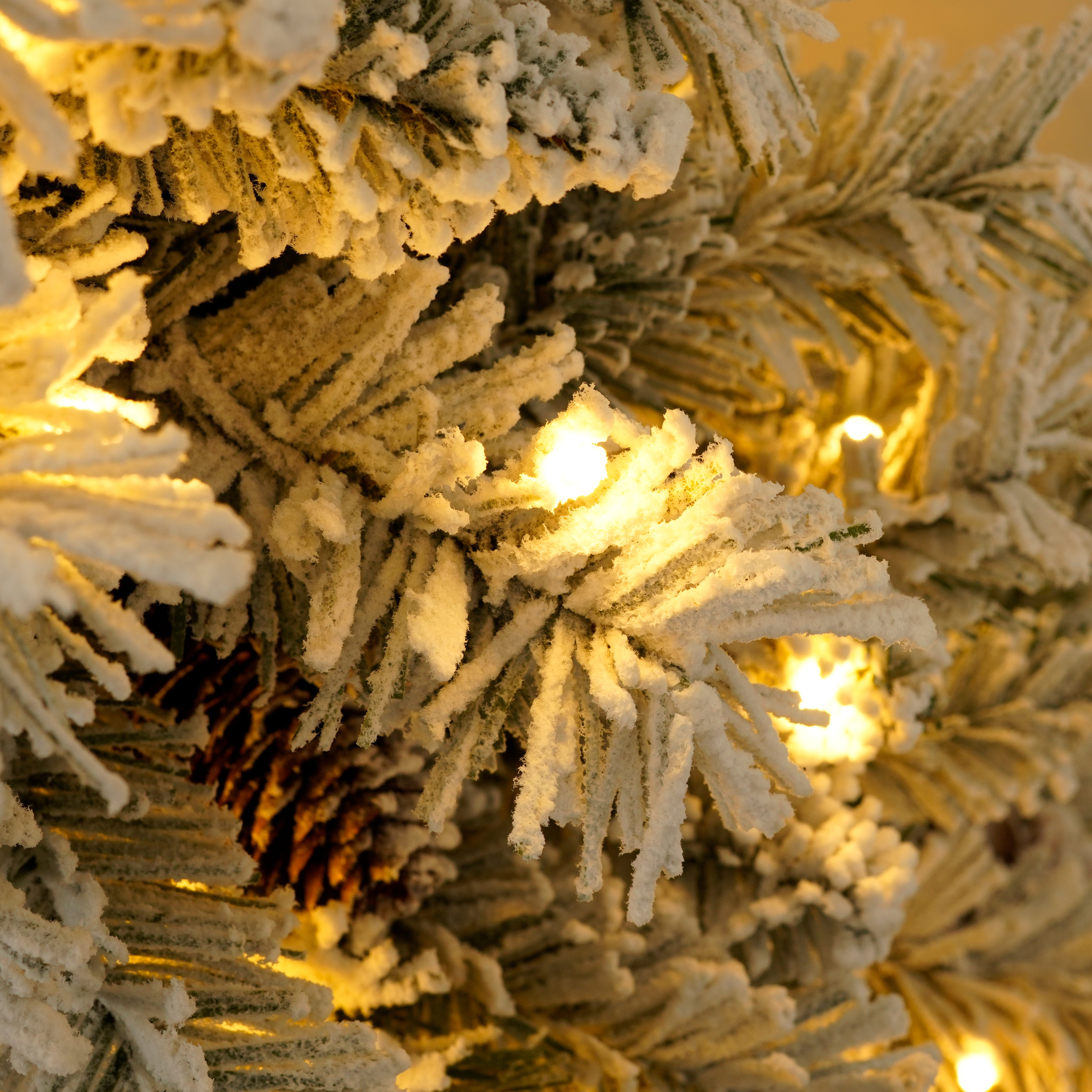 Un ensemble de 4 sapins de Noël artificiels, comprenant des guirlandes de fleurs, des guirlandes de fleurs et 2 arbres d'entrée, avec lumières LED