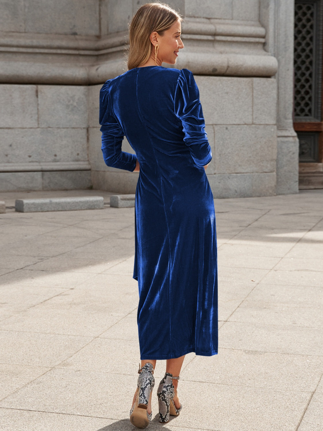 Robe mi-longue à manches bouffantes et surplis
