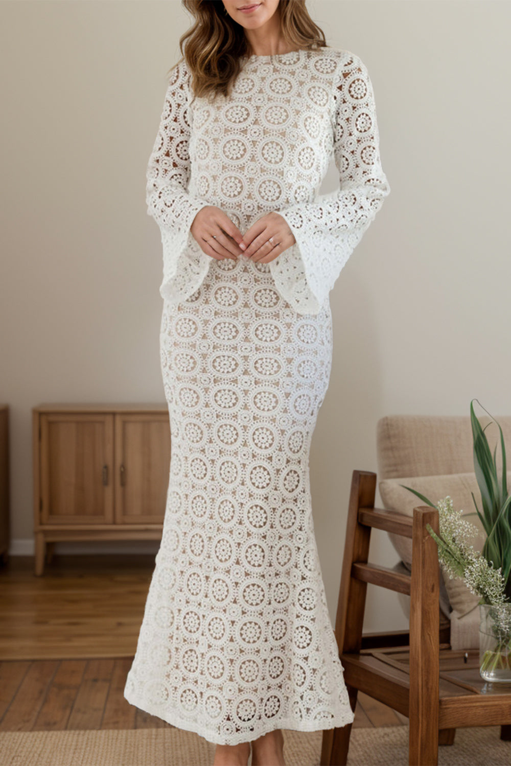Robe dos nu en dentelle à col rond et manches évasées