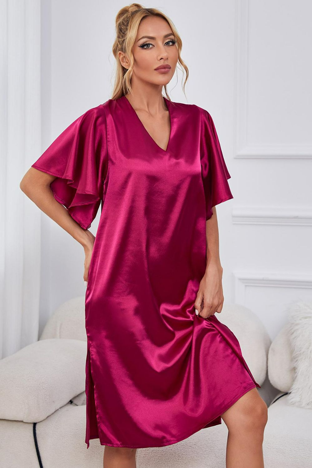 Robe de nuit en satin à manches flottantes et col en V avec fente latérale