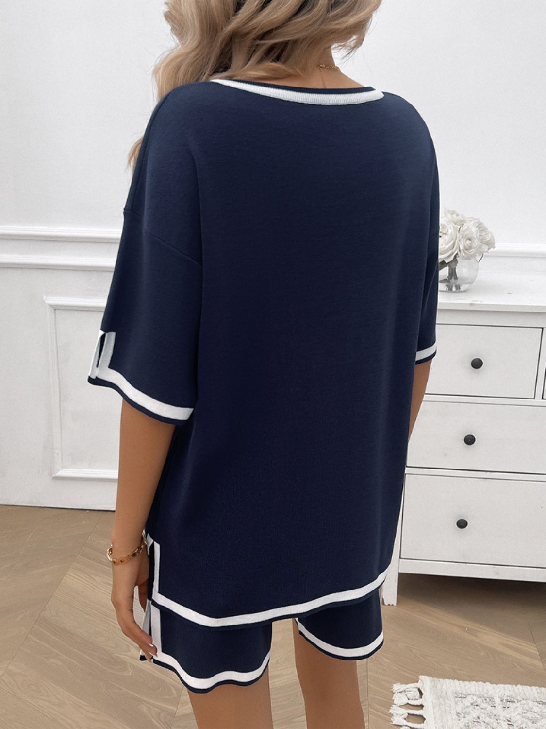Ensemble haut et short à col en V et bordure contrastée