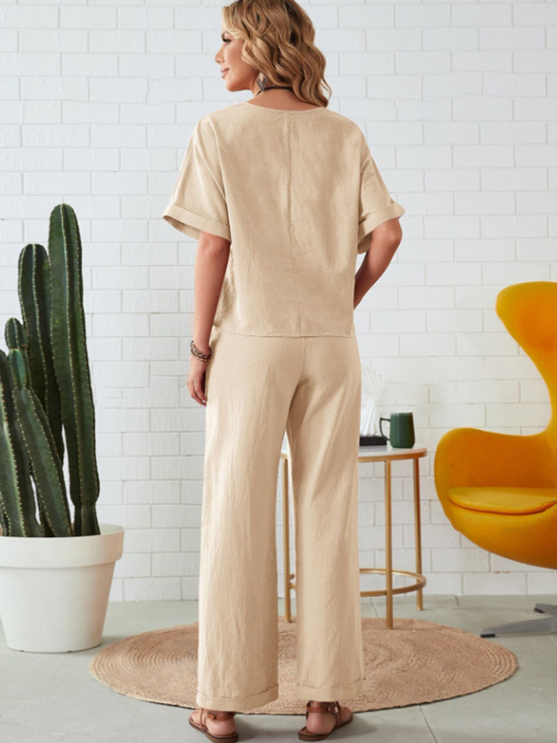 Ensemble haut à manches courtes et col rond et pantalon à poches