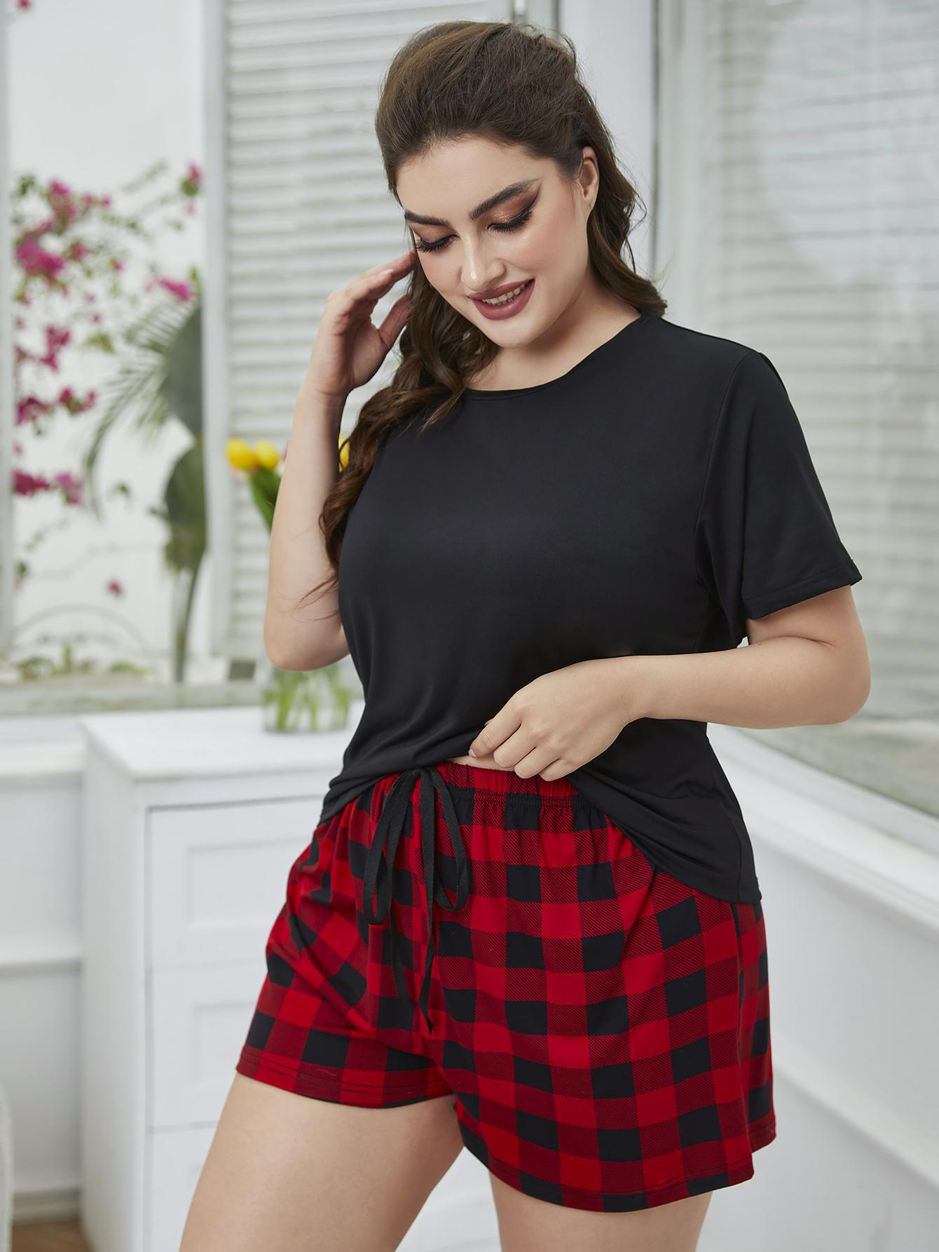 Ensemble de détente grande taille avec t-shirt col rond et short à carreaux