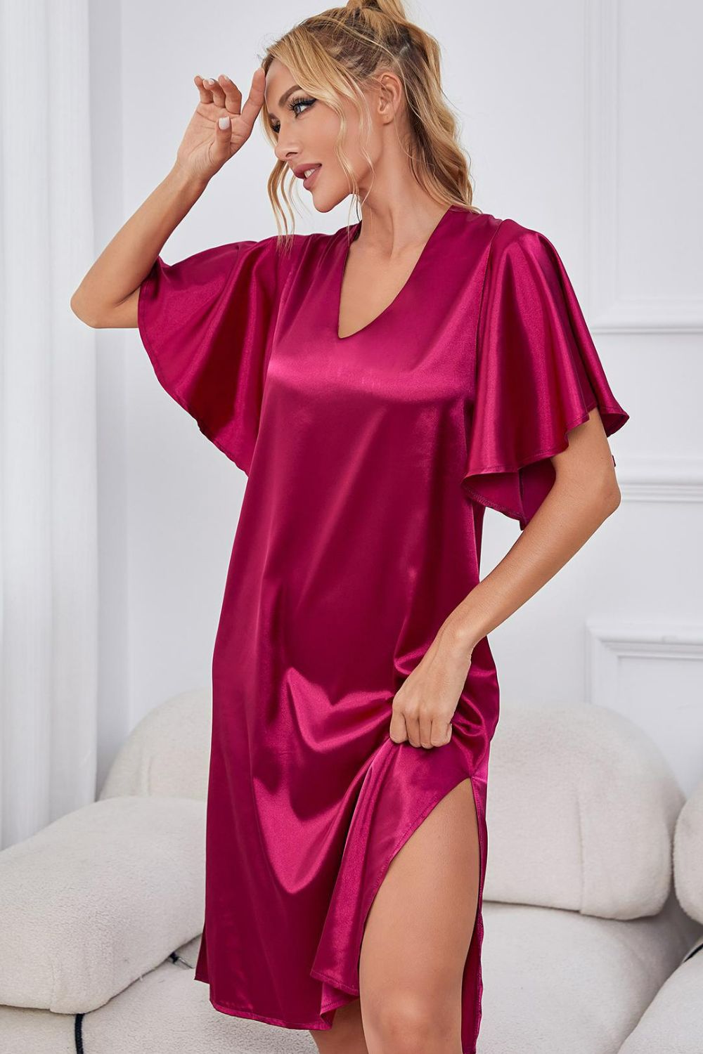 Robe de nuit en satin à manches flottantes et col en V avec fente latérale