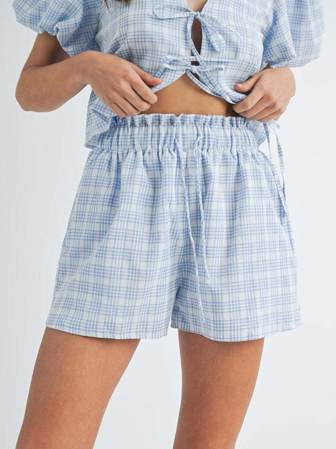 Ensemble haut à manches bouffantes et short à col en V