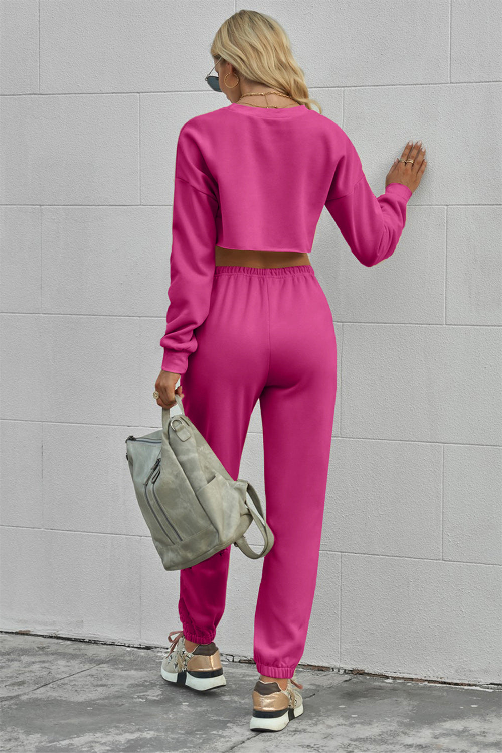 Ensemble haut court à manches longues et col rond et pantalon