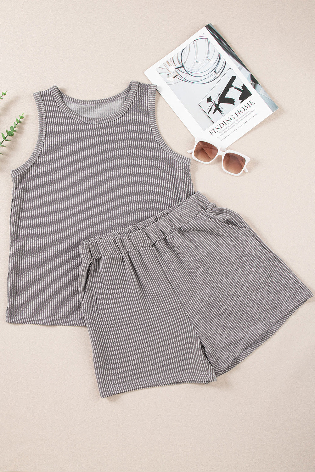 Ensemble haut sans manches et short à col rond