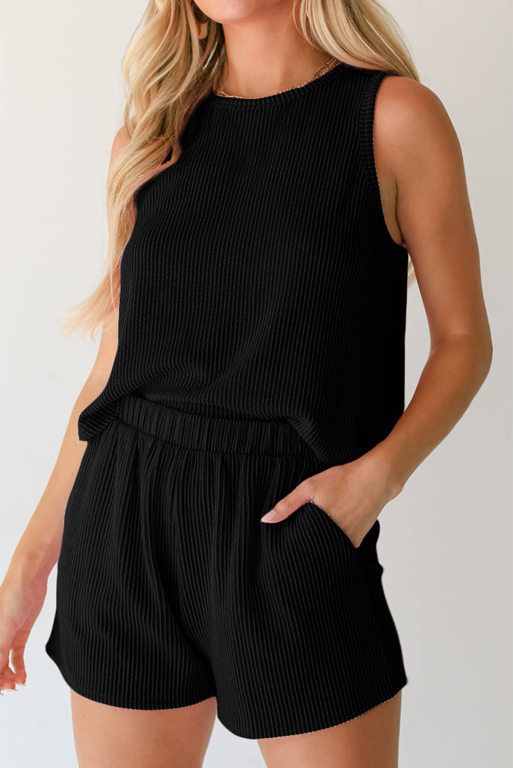 Ensemble haut sans manches et short à col rond