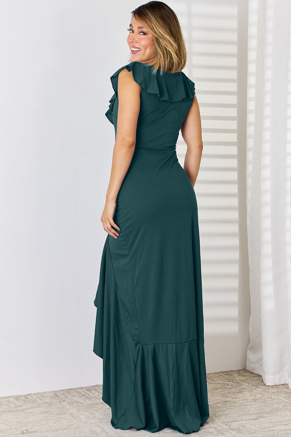 Robe à volants et col en V