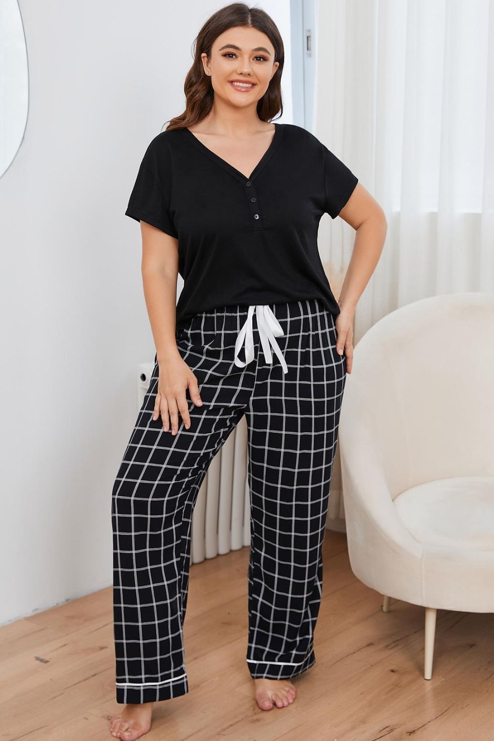 Ensemble de détente grande taille avec haut à col en V et pantalon à carreaux