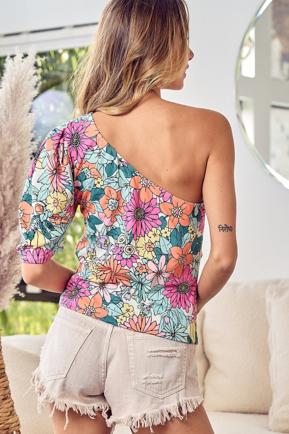 Haut asymétrique à manches bouffantes et fleurs BiBi
