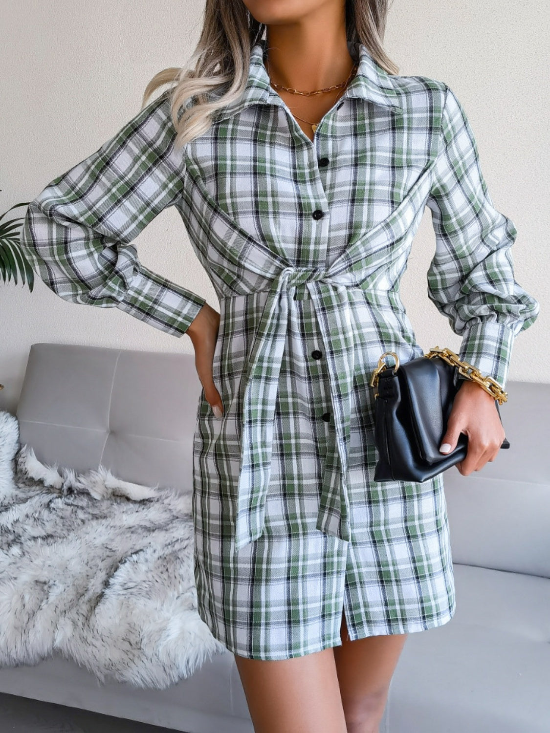 Robe chemise courte à carreaux et manches longues
