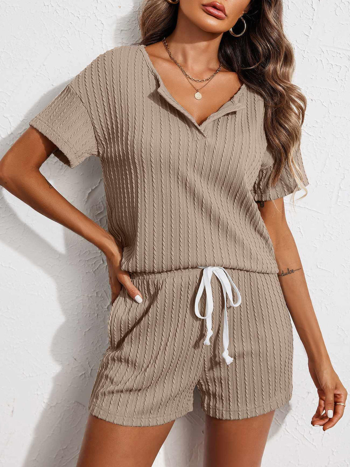 Ensemble haut à manches courtes et short crantés