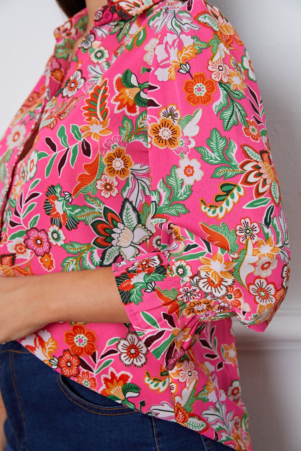 Chemise boutonnée à fleurs et manches à volants