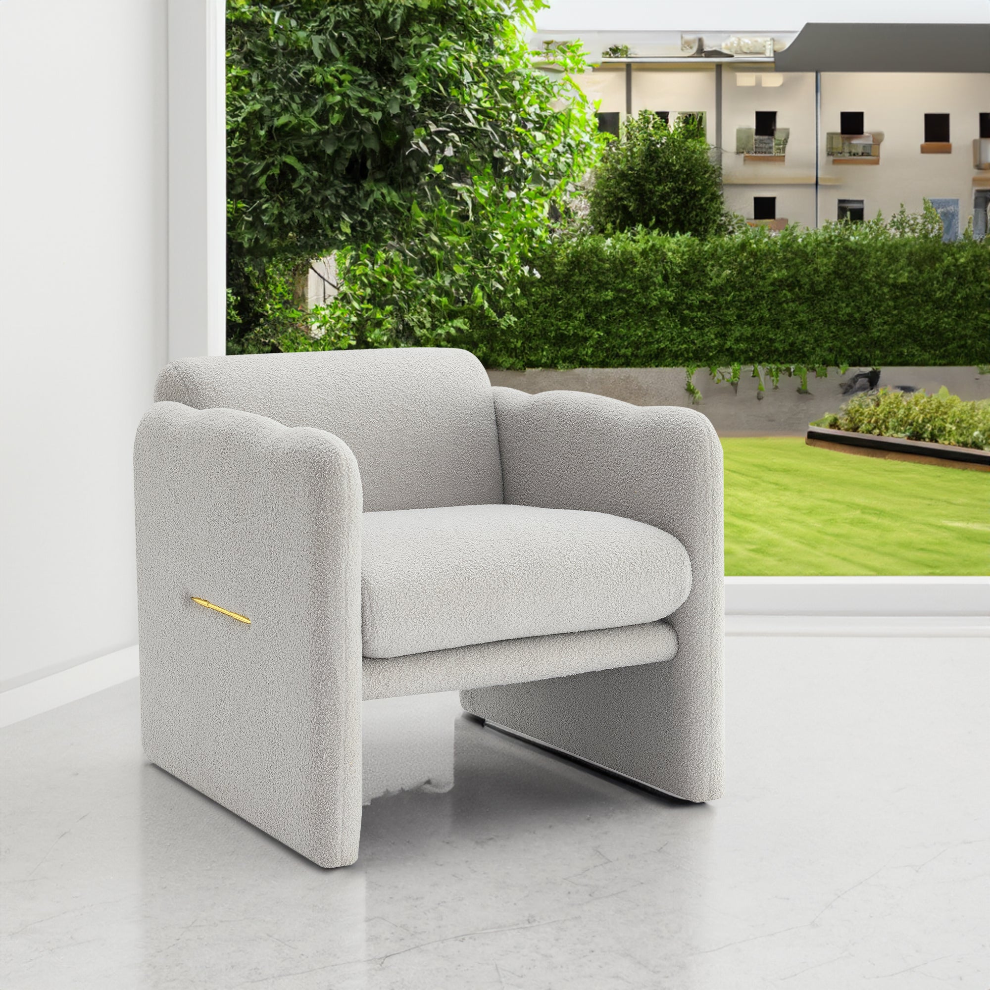 Fauteuil avec accoudoirs ondulés, décorations métalliques de part et d'autre des accoudoirs, en tissu Teddy, gris clair