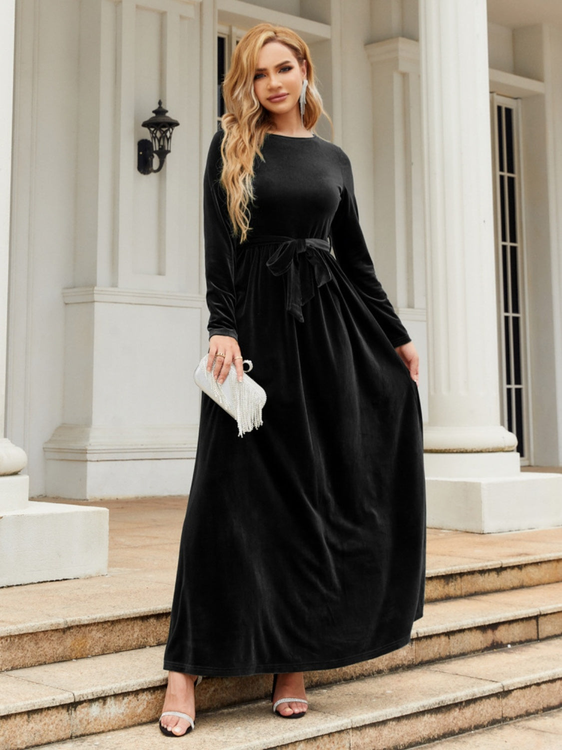 Robe longue à manches longues et col rond avec lien sur le devant
