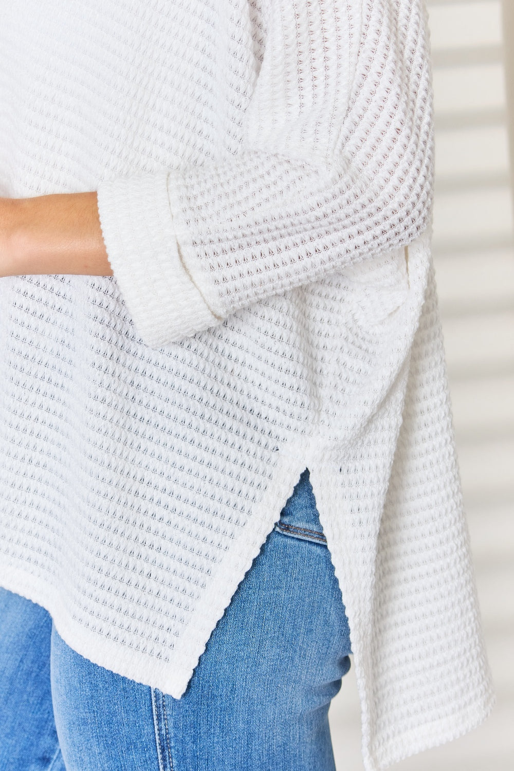Haut Zenana en tricot gaufré à col en V et manches longues fendues