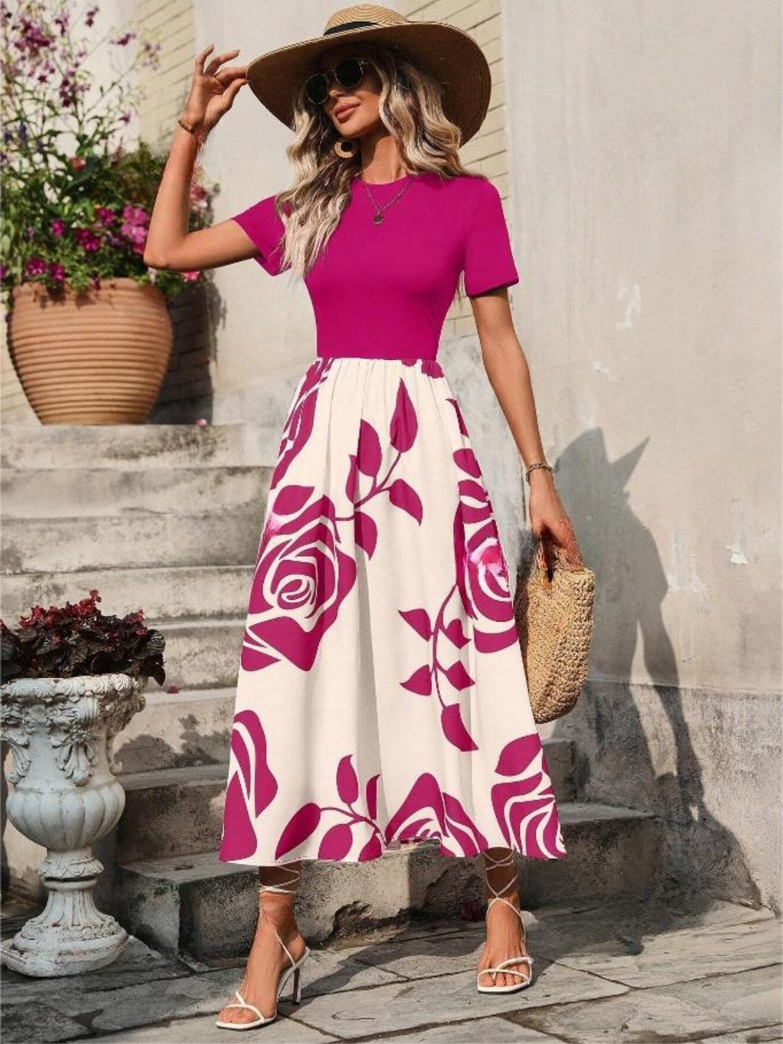 Robe à manches courtes et col rond imprimé roses
