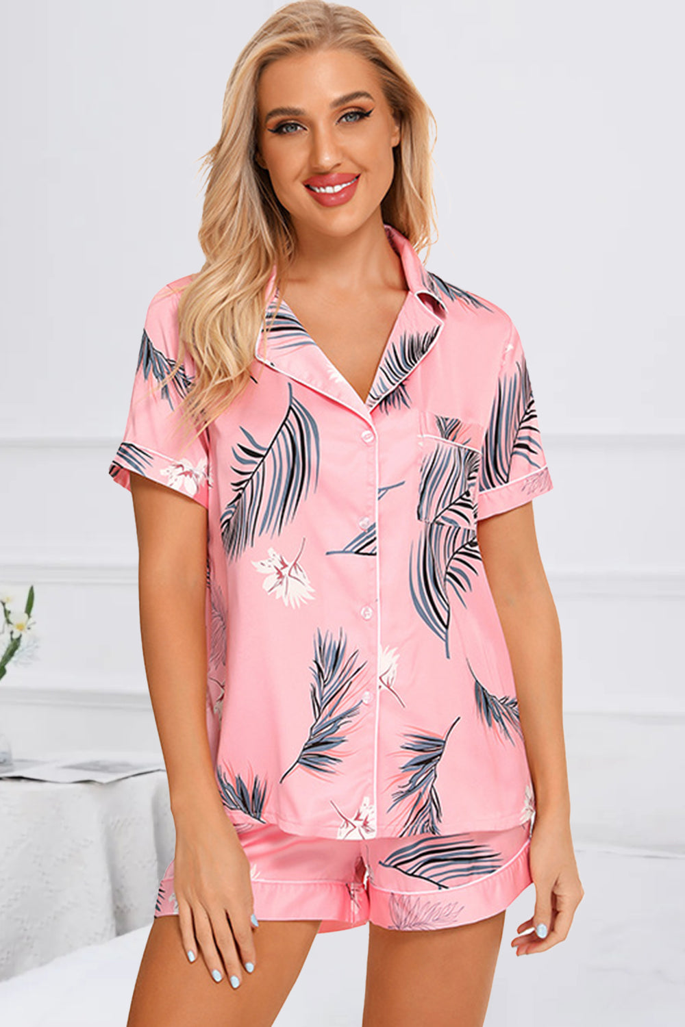Ensemble de détente imprimé avec haut à manches courtes et short boutonnés